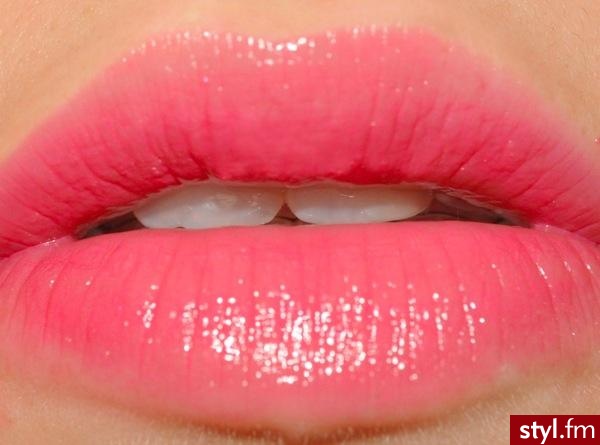 Firma: REVLON Kolor: Sweet Tart Lip Butter - Dzienne Makijaże