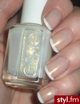 French i lakier Essie - Paznokcie