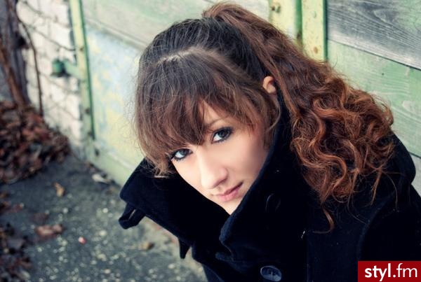 ładna :) - Kręcone Na co dzień Średnie Fryzury