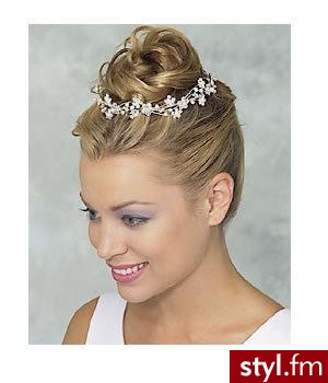 http://images.google.pl/imgres?imgurl=http://www.fryzuryslubne.pl/3.jpg&imgrefurl=http://www.fryzuryslubne.pl/galeria.php&h=350&w=300&sz=18&hl=pl&start=4&um=1&tbnid=dbJ4PfN4A238mM:&tbnh=120&tbnw=103&prev=/images - Ślubne Średnie Fryzury
