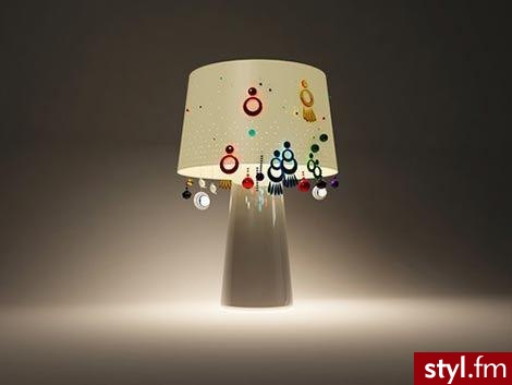 Lampa Sophia stworzona przez BabaAkcja zasługuje na kawałek miejsca obok lustra. Abażur wykonany z cienkiej blachy posiada wiele dziurek, w które wkłada się kolczyki dzięki czemu nie tylko każda pani ciesząca się takim gadżetem będzie miała swój oryginaln - Mój pokój Wnętrza