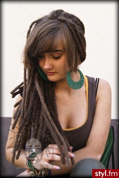 Dredy http://www.dread-zone.pl - Dredy Alternatywne Średnie Fryzury
