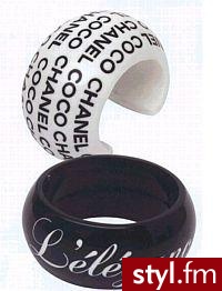 Bransoletki Chanel. Bransoletki Chanel. Biała wersja z powtarzającym się logo Chanel to wydatek rzędu 370 euro (1 399 zł)
Bardziej dyskretnym może spodobać się opcja czarna z napisem L\\\'elegance za 750 euro (2 835 zł) - Pozostałe Dodatki Moda