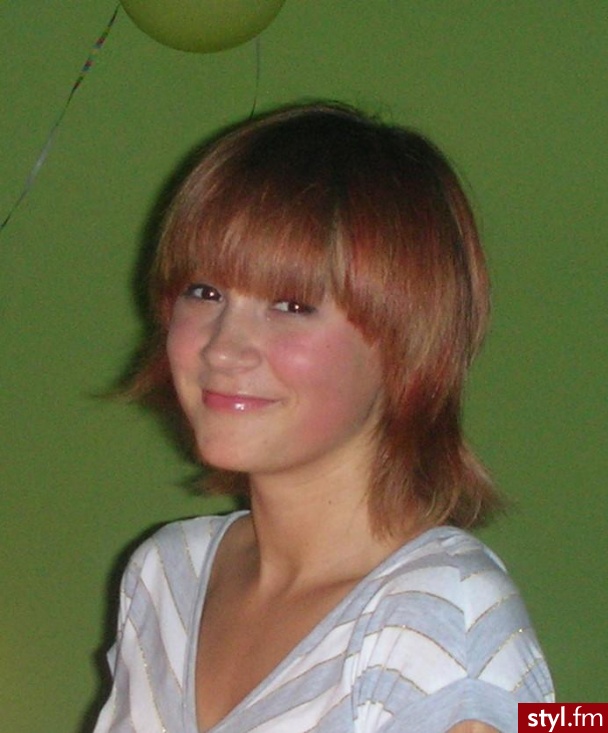 .grzybek. same się tak ułozyły. kolor braz(rozne odcienie) pasemka czerwone - Krótkie Fryzury