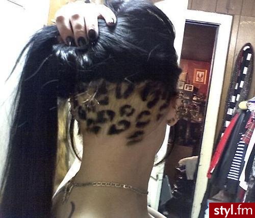 Czarne Tribale - wzory na głowie Alternatywne Długie Fryzury