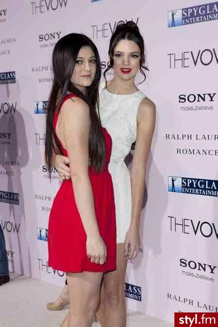 Kylie i Kendall Jenner - Brązowe Rozpuszczone Proste Wieczorowe Długie Fryzury