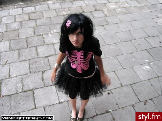 fotka jest moja...
wzielam ja z vampirefreaksa, bo juz jej na kompie nie mialam. - EMO Alternatywne Średnie Fryzury
