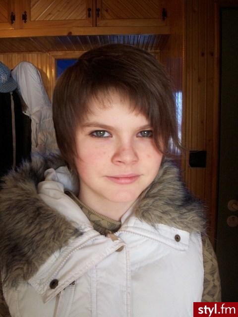 1. praca na mokrych włosach: na szczycie głowy wyznaczamy separacje w kształcie rombu i zabezpieczamy ją. pozostłą część włosów ścinamy na długość około 6 cm ( w zależności od tego co chcemy uzyskać)
separacja na włosach mokrych: krótkie włosy pikujemy t - Krótkie Fryzury