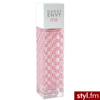 Gucci Envy Me. "Zapach stworzony w 2004 dla kobiet pełnych temperamentu. Seksowny zapach dla kobiety, która lubi być w centrum uwagi."
Nuta zapachowa:
piwonia, jaśmin, różowy pieprz, ananas , piżmo, biała herbata, owoce granatu, litchi.
Krótk - Misz-masz