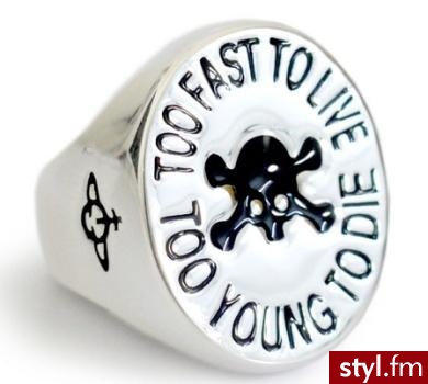 Sygnet Vivienne Westwood. Sygnet Vivienne Westwood. Cena: 104 euro, około 430 zł

Kupisz w wysyłającym do Polski sklepie internetowym Coggles. - Pozostałe Dodatki Moda