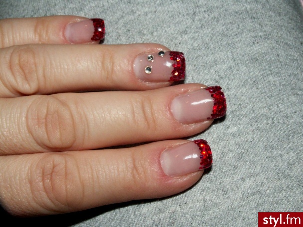 czerwone mini holo. Dwutydodniowy odrost i skrócone troszkę,pociągnięte lakierem Top Coat, strasznie szybko mi rosną pazurki:/ - Paznokcie