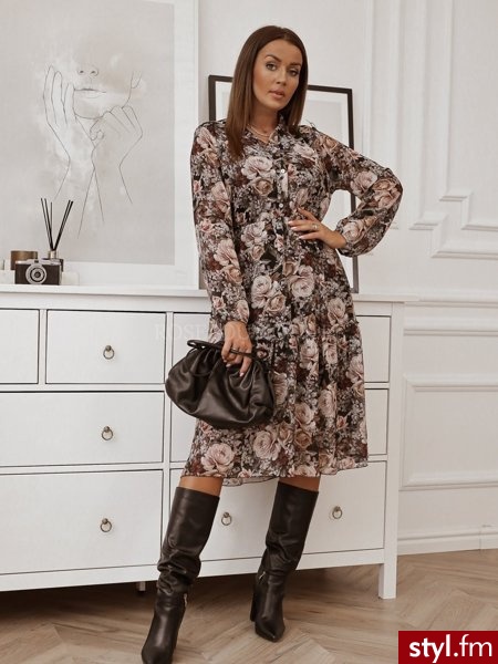 Sukienka wykonana z pięknej szyfonowej tkaniny w bardzo kobiecy, kwiatowy wzór. Delikatna stójka dodaje nutę elegancji. Zapinana na drobne guziki na wysokości biustu. Jest to idealny wybór do wielu jesiennych stylizacji. https://roseboutique.pl - Dzienne Sukienki Moda