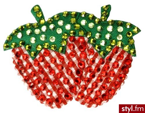 Przesłodka spinka pod postacią dwóch złączonych truskawek. Ich urok doceniała już m.in. Katy Perry. Cena: $70 - Nakrycia głowy Dodatki Moda