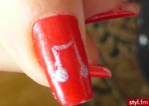 Nails ^^. Srebrne nutki na czerwonym lakierze ;] - Paznokcie