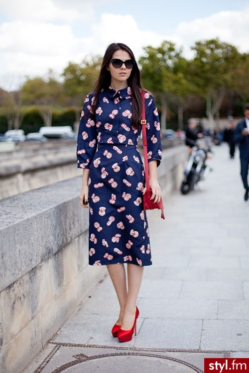 This girl looks lovely in a retro-inspired dress - Paris Fashion Week Spring 2013 - Dzienne Sukienki Moda