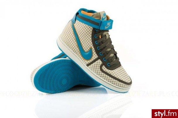 Sportowe, superwygodne buty z linii Nike Sportswear. Wykonane z naturalnej skóry, lekkie i przewiewne. Na giętkich, gumowych odeszwach, świetnie usztywniające kostkę. Sznurowane. Do wyboru w kilku supermodnych wersjach kolorystycznych. Na zdjęciu beżowo-b - Pozostałe Buty Moda
