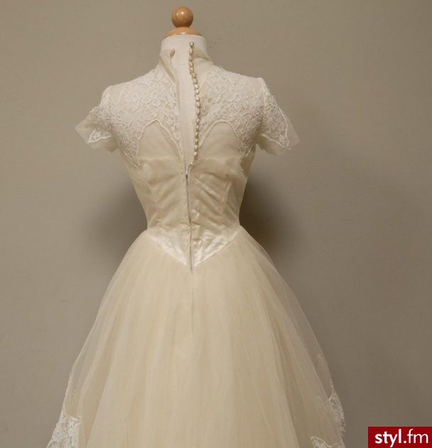 co prawda retro, ale jak dla mnie cudna. - Suknie ślubne Ślub Moda