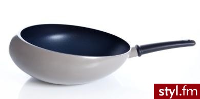 Patelnia wok VKB. Patelnia wok VKB. Patelnia o nazwie Boomerang ma specjalnie wyprofilowany kształt, który zapobiega wypadaniu żywności na zewnątrz, a jednocześnie eliminuje konieczność podrzucania. Cena: 350 zł Kupisz w sklepie Ale Dobre! - Misz-masz