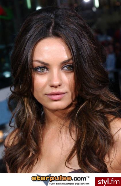 Mila Kunis - Kręcone Na co dzień Średnie Fryzury