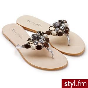 Monsoon Accessorize - Crown Jewel Leather Flip Flops - Polyvore. Pobrano ze strony: http://www.polyvore.com/monsoon_accessorize_crown_jewel_leather/thing?id=16072517 - Pozostałe Buty Moda