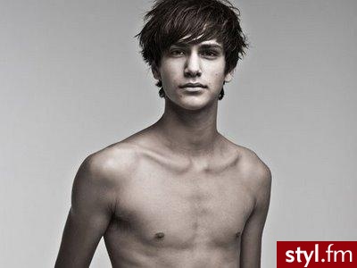 Luke Pasqualino - Średnie Męskie Fryzury
