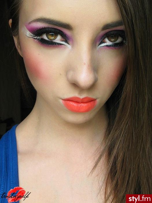 http://trustmyself-make-up.blogspot.com/2012/05/wrzuc-roz-rozowy-tydzien.html#more - Artystyczne Makijaże