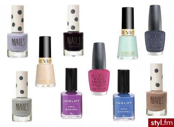 Najmodniejsze lakiery do paznokci na wiosnę-lato 2010. lakiery Topshop ok. 25 zł, lakiery Inglot 18 zł, lakiery Revlon 19,90 zł, lakiery O.P.I ok. 40 zł
pastele - pudrowy róż, mięta, fiolet, błękit 
tak zwane \"przybrudzone odcienie\" - beże,  - Paznokcie