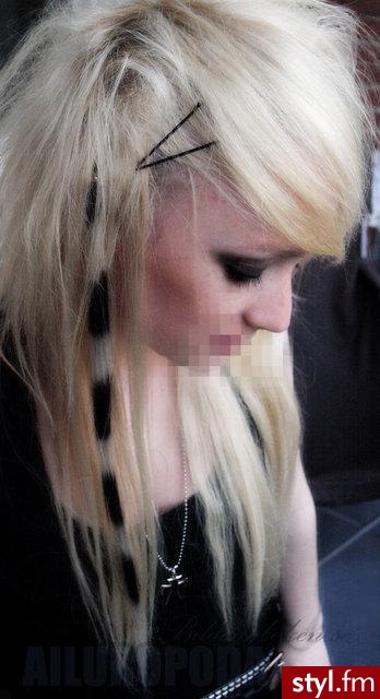 To nie jest mój fryz i nie mam innych fotek. jesli ktos juz ma to zdjecie prosze napisac skasuje. Nie chce robic balaganu a nie jestem w stanie przejrzeć wszystkich fotek na tej stronie.Prosze jednak wczesniej zobaczyc na date.jesli dodalam fotke wczesnie - EMO Alternatywne Średnie Fryzury