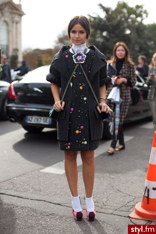 Miroslava Duma rolls with not one, but two Chanel Boy bags - Paris Fashion Week Spring 2013 - Pozostałe Sukienki Moda