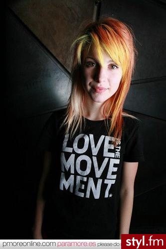 hayley.. Moja kochana Hayley Williams, jestem jej gorącą fanką ;*** + ma super włosy, fajnego odcieniu ;D po prostu love it <3333 wszystkich jej fanów zapraszam do przyjaciół ;* - Średnie Fryzury
