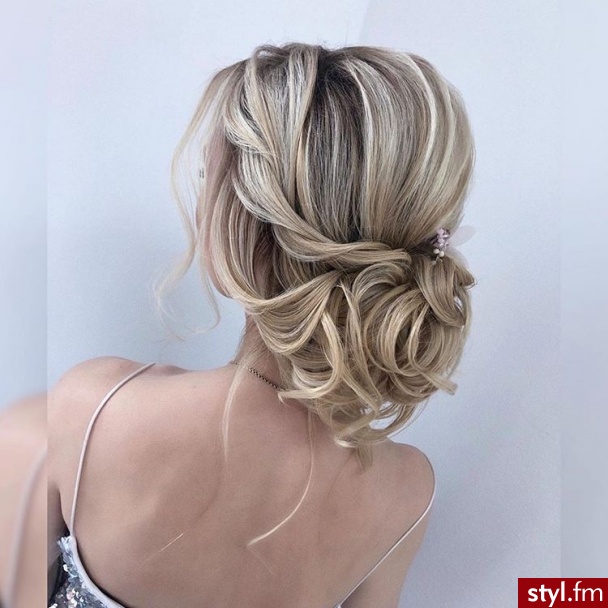 Blond Upięcie Kręcone Ślubne Średnie Fryzury