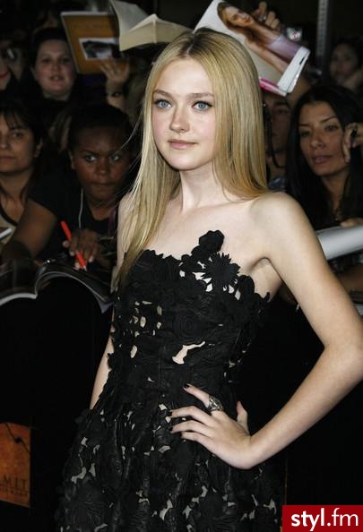 Dakota Fanning 
-premiera filmu \"Zmierzch - Księżyc w nowiu \"

Sukienka- VERSACE , buty - D&G - Moda uliczna Inne Moda