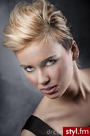 Blond Rozpuszczone Proste Wieczorowe Średnie Fryzury