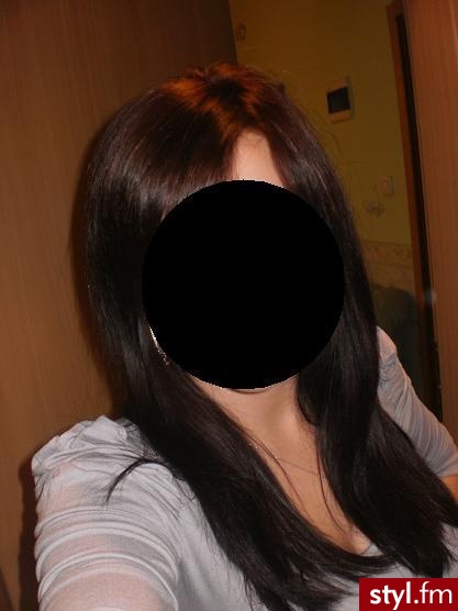 Mój nowy kolor - jestem jednak brunetką. Mój nowy kolor - lepiej czuje się w ciemnych włosach i bardziej mi pasują niż w jasnych:) Przepraszam jezeli jest ciemno ale mój aparat to złom :D Nie patrzeć na fryzure bo fryzura normalna :) - Średnie Fryzury