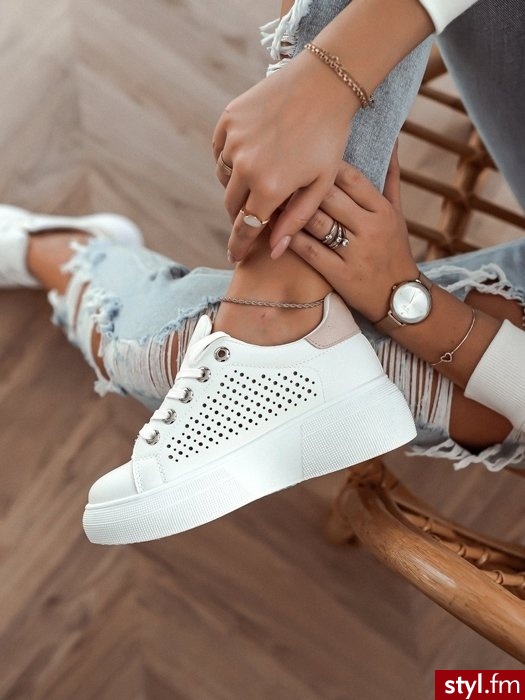 Sportowe buty w modnym kolorze wykonane z eko skóry w najmodniejszym kolorze jeśli chodzi o obuwie sportowe. Idealnie sprawdzą się w codziennych stylizacjach, zwłaszcza gdy założymy do nich ulubione slimowane spodnie lub wzorzystą spódniczkę. - Sportowe Buty Moda
