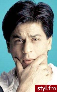 Shahrukh Khan - predziałek na boku, włosy zaczesane do tyłu - Średnie Męskie Fryzury