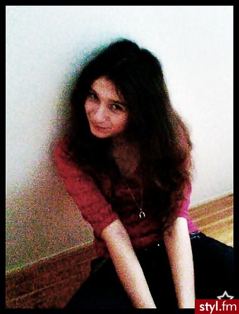 Zdjęcie robione na feriach 2009.
Sorry innego nie mam :<

a jeśli chodzi o fryzure to powinny byc długie i najlepiej kręcone lub falowane z długą gzywką.
przedziałek na środku ;D


beznadziejna jakosc :|
mam nadzieje ze zauwazycie jakos t fryzu - Kręcone Na co dzień Średnie Fryzury