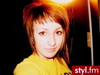 Takie cuś. Jeśli ktoś posiada to zdjęcie w  swojej galerii proszę o link jak będę następnym razem to na pewno skasuje :) - Krótkie Fryzury