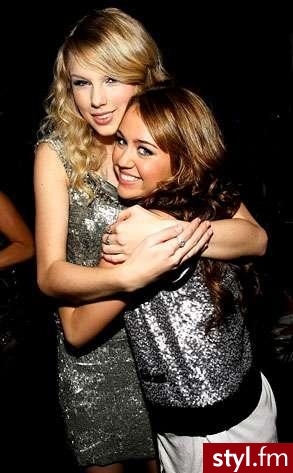 Miley Cyrus and Taylor Swift . ; ] - Kręcone Na co dzień Średnie Fryzury