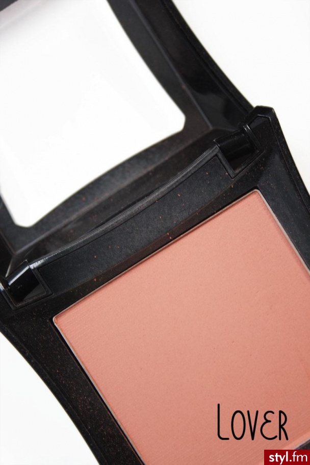 Illamasqua Powder Blusher. Illamasqua Powder Blusher - Makijaże
