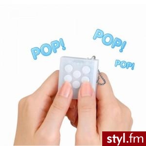 To jedna z bardziej zwariowanych i absurdalnych przyjemności jaką można sobie zafundować. Przypomnij sobie ile razy po otrzymaniu przesyłki, zdzierałeś z niej opakowanie i w mgnieniu oka wypstrykiwałeś wszystkie bąbelki z folii ochronnej, a wszyscy dookoł - Gadżety Inne Moda