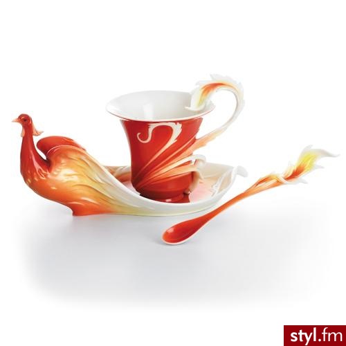 filiżanka i spodeczek "Feniks" dostarczane w eleganckim firmowym pudełku. Do zestawu dołączono łyżeczkę gratis. Wyrób ręcznie malowany i zdobiony w Chinach. Cena: 339 zł / zauważyłam, że ktoś z nudów polubił dawać mi same oceny jeden. jeśli masz - Misz-masz