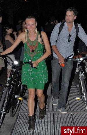Rowerowa moda gwiazd. Diane Kruger
Aktorka ze swych chłopakiem - Joshua Jacksonem, w zielonej sukience i mocno zabudowanych butach. - Moda uliczna Inne Moda