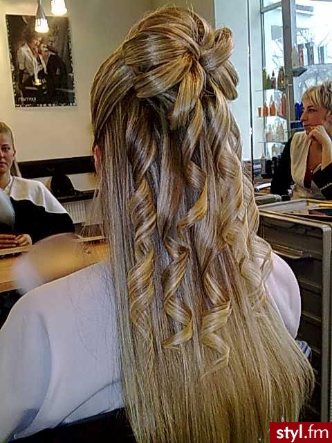 Blond Rozpuszczone Kręcone Wieczorowe Długie Fryzury