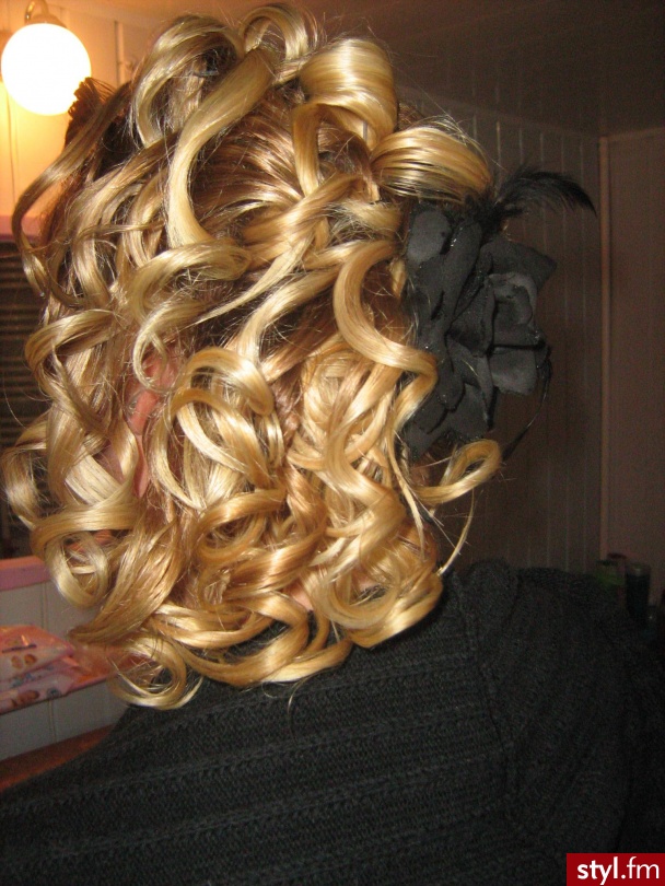 Blond Upięcie Kręcone Wieczorowe Średnie Fryzury