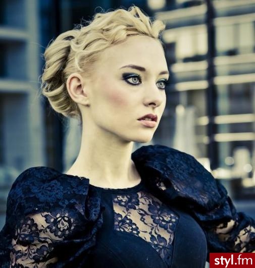 Blond Upięcie Kręcone Wieczorowe Średnie Fryzury