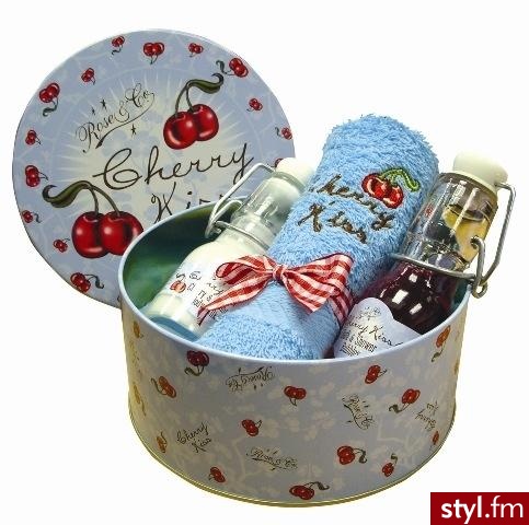 Piękne, staroświeckie opakowanie i stara, oparta na naturalnych składnikach receptura. Znana brytyjska firma Rose & Co uraczyła nas teraz zapachem wiśni. W skład "Cherry Kiss" wchodzi nie tylko wiśniowy balsam do ust, ale także śliczny kompl - Misz-masz