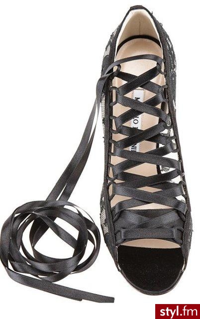 Ozdobne buty Manolo Blahnik są sznurowane ozdobną tasiemką. Wyglądają zachwycająco.
Satynowa tasiemka służy do sznurowania. Można ją dodatkowo zapleść wokół nogi lub zawiązać Można je kupić w internetowym sklepie Barneys New York. Kosztują 915 dolarów. - Pozostałe Buty Moda