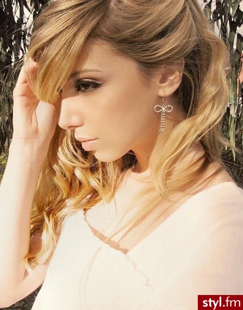 Frieda Rose. - Kręcone Na co dzień Średnie Fryzury