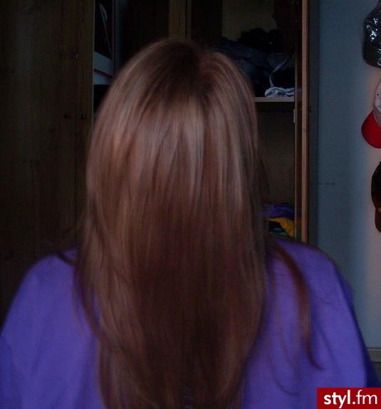 Moje włosy po wyjsciu od fryzjera. Farbowanie plus cięcie rozjaśnianego blondu(patrz. w mojej galeri) POWRÓT DO NATURALNEGO CIEMNEGO BLONDU ; )<br>1. Zdjęcie bez flesha 
2. Zdjęcie z zapaloną lampą 
3. Zdjęcie z fleshem :) - Blond Rozpuszczone Proste Na co dzień Długie Fryzury